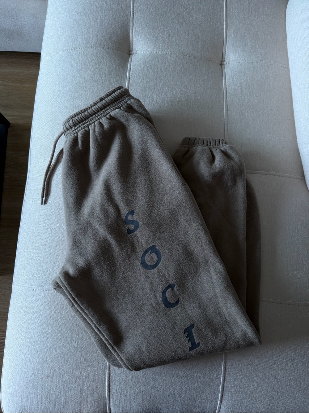 White fox Joggers - Picture 3 of 3